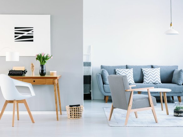 Stilvolles Wohnzimmer in Ulcinj: graues Sofa, schickes Dekor, Arbeitsbereich &ndash; investieren Sie in montenegrinische Immobilien mit immorenta.me von Ekosphere DOO.