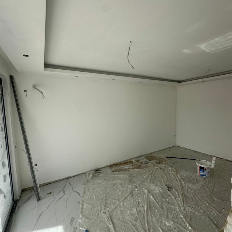 Bright, modern Ulcinj property: spacious room with large tiles, white walls & renovation potential. Exclusive on immorenta.me by ekosphere doo.