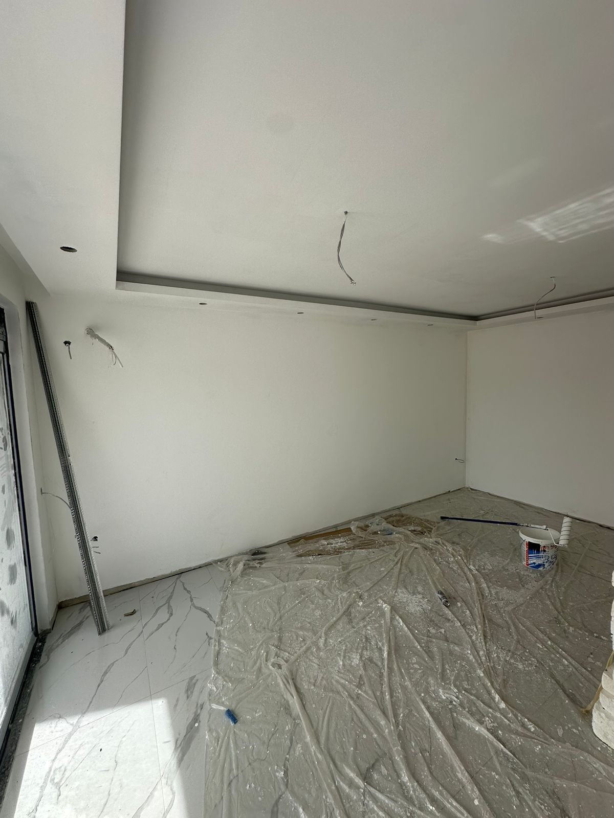 Bright, modern Ulcinj property: spacious room with large tiles, white walls & renovation potential. Exclusive on immorenta.me by ekosphere doo.