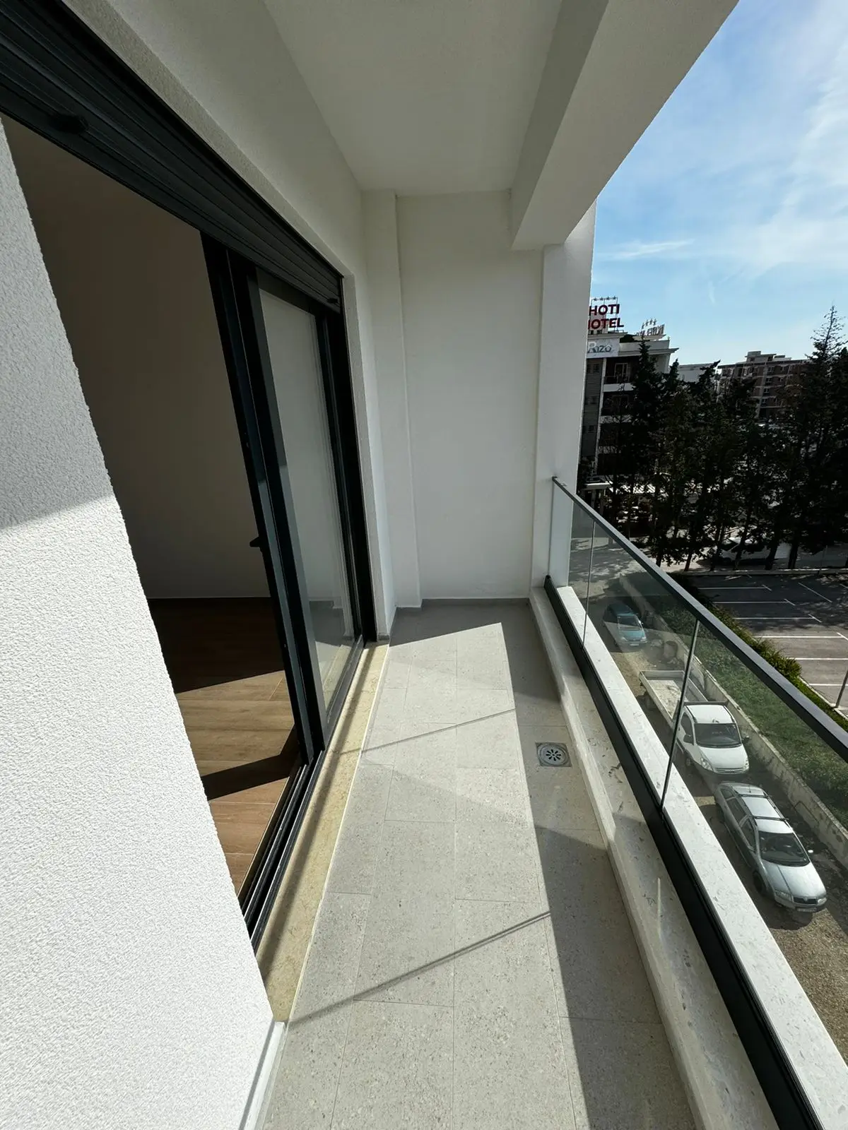 Modern balcony in Ulcinj with glass railings and tile floors, ideal investment. Exclusive at immorenta.me by Ekosphere doo.