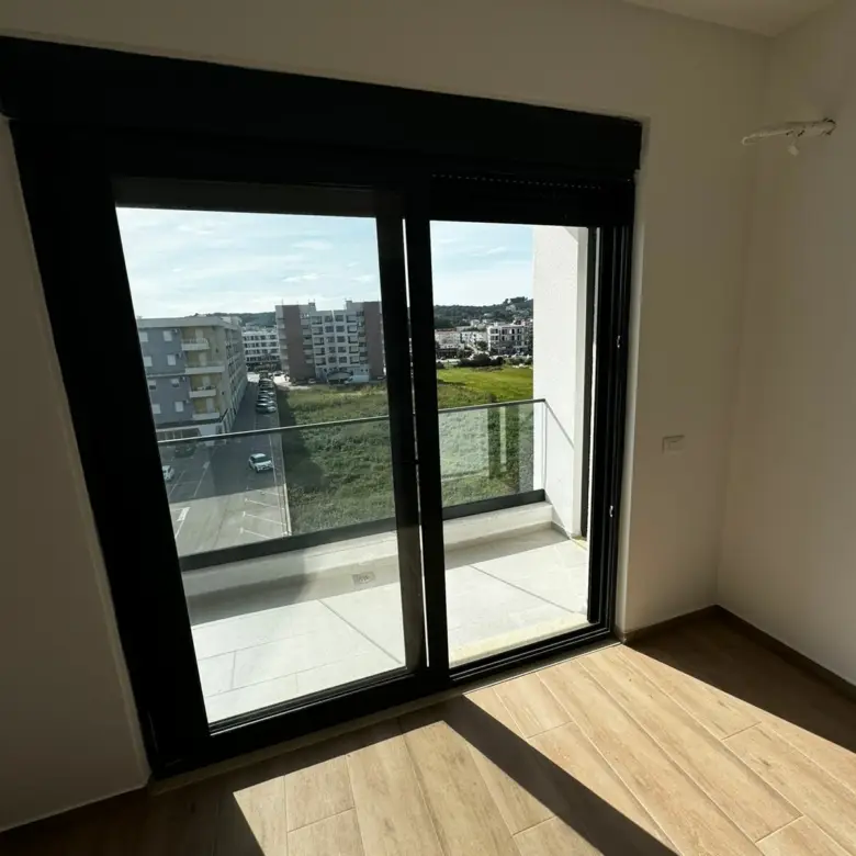 Spacious Ulcinj apartment: sunlit balcony, modern views, premium flooring&mdash;exclusive with immorenta.me by ekosphere doo.
