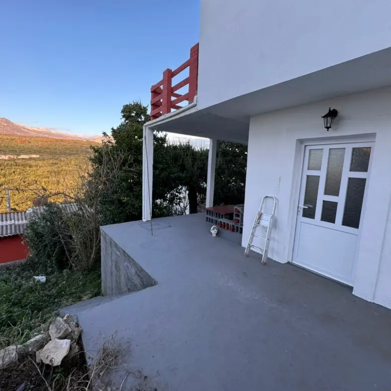 Charming white house with covered patio, scenic mountain views, ideal Ulcinj investment. Listed on immorenta.me by ekosphere doo.