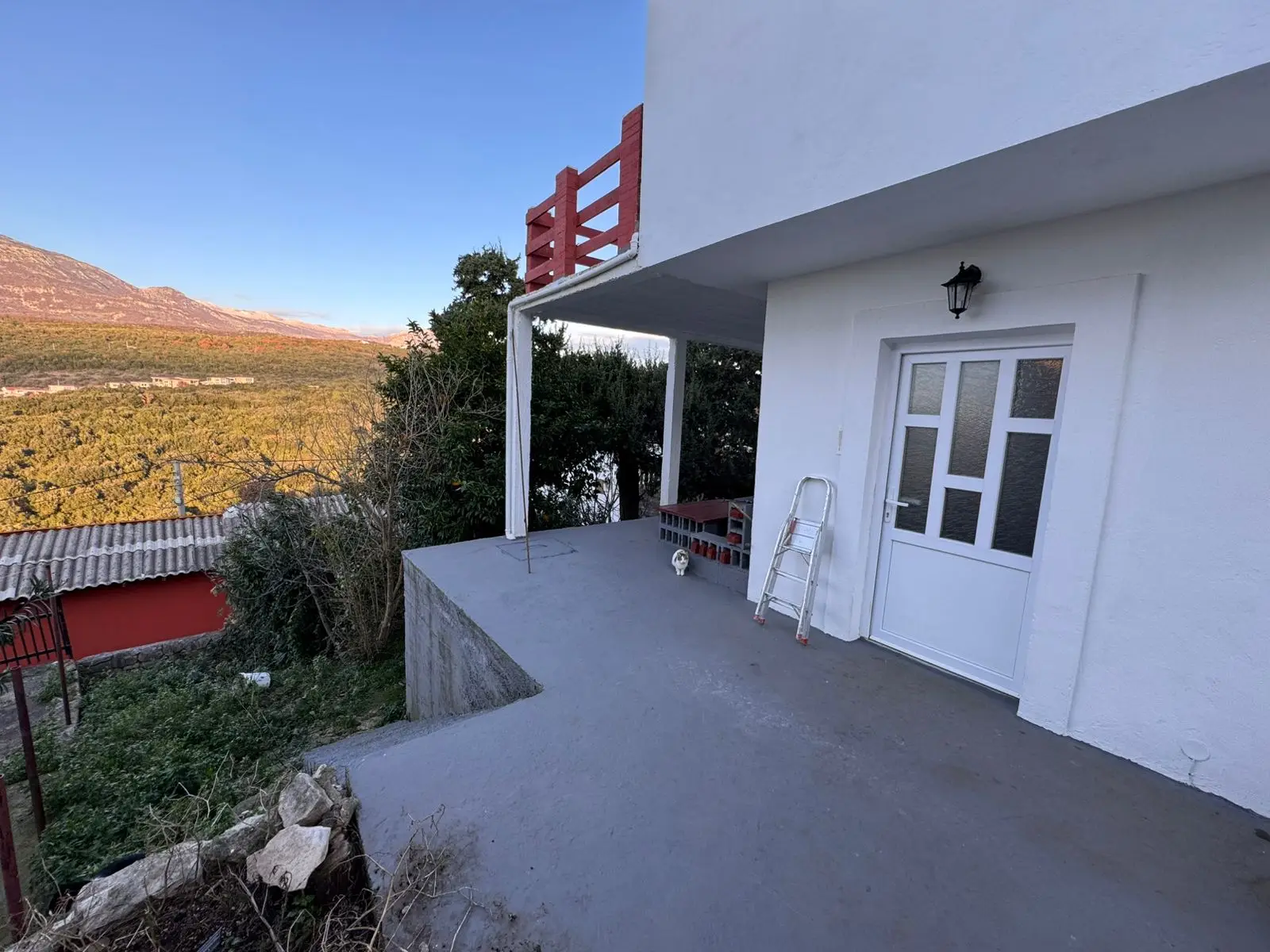 Charming white house with covered patio, scenic mountain views, ideal Ulcinj investment. Listed on immorenta.me by ekosphere doo.