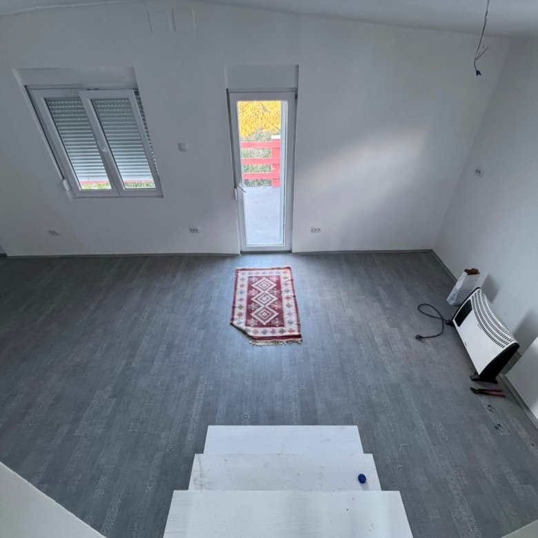 Spacious, bright Ulcinj property with gray floors, white walls & 3 windows. Exclusive listing by ekosphere doo on immorenta.me.