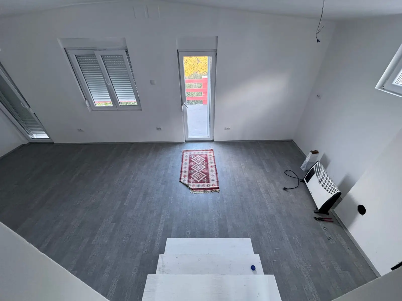 Spacious, bright Ulcinj property with gray floors, white walls & 3 windows. Exclusive listing by ekosphere doo on immorenta.me.