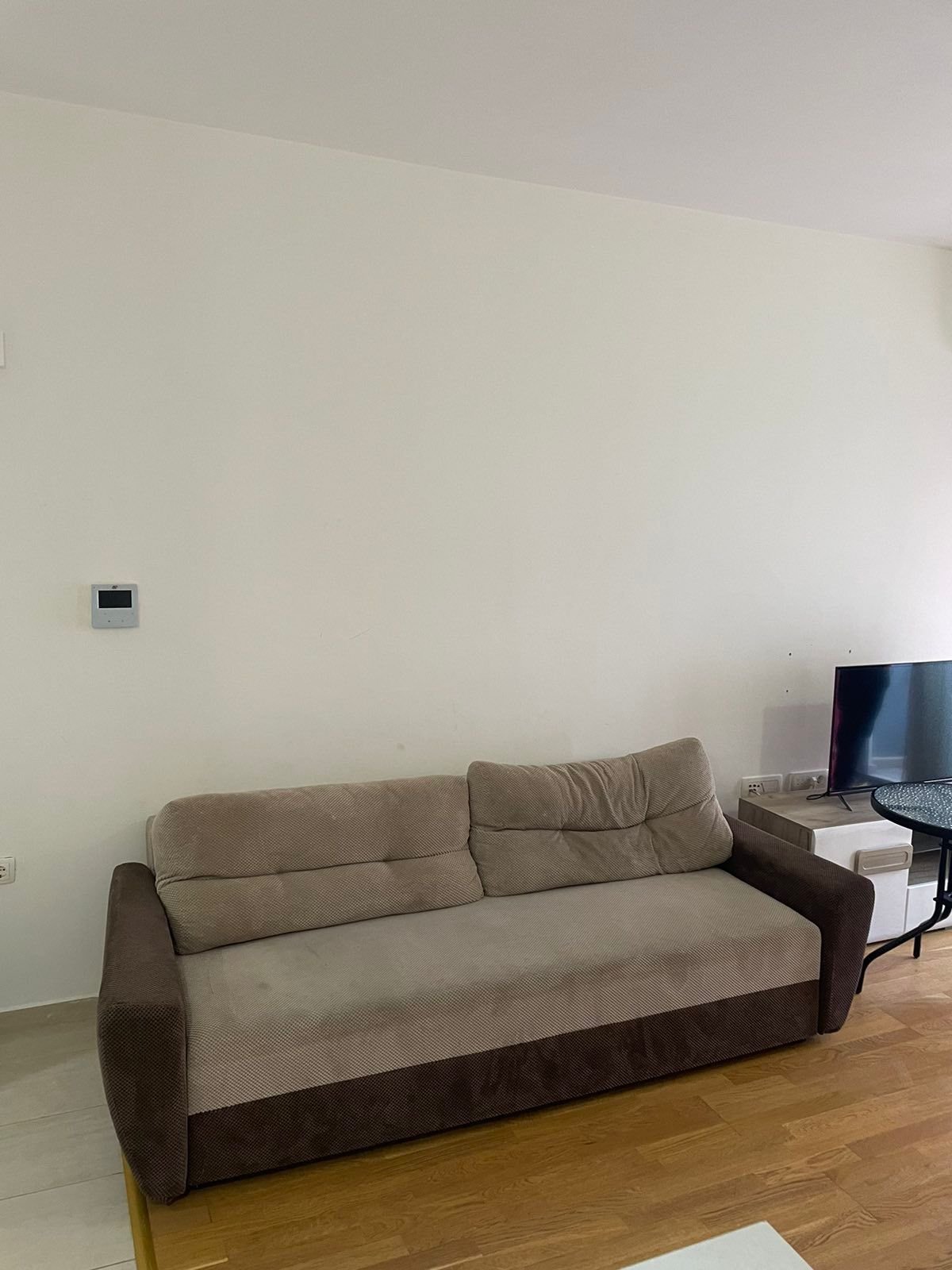 Modern Ekosphere apartment in Ulcinj: wooden floors, beige-brown sofa, flat-screen TV&mdash;exclusive on immorenta.me by Ekosphere doo.