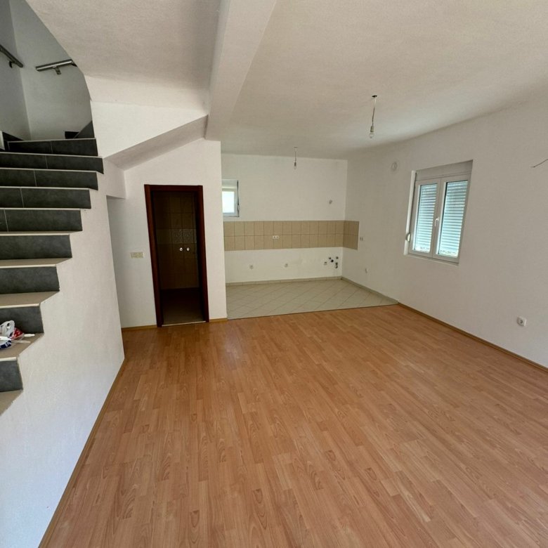 Modern Ulcinj apartment for sale: bright open space, premium wood floors, tiled kitchen, dual windows. Montenegro-listings.me by Ekosphere doo.