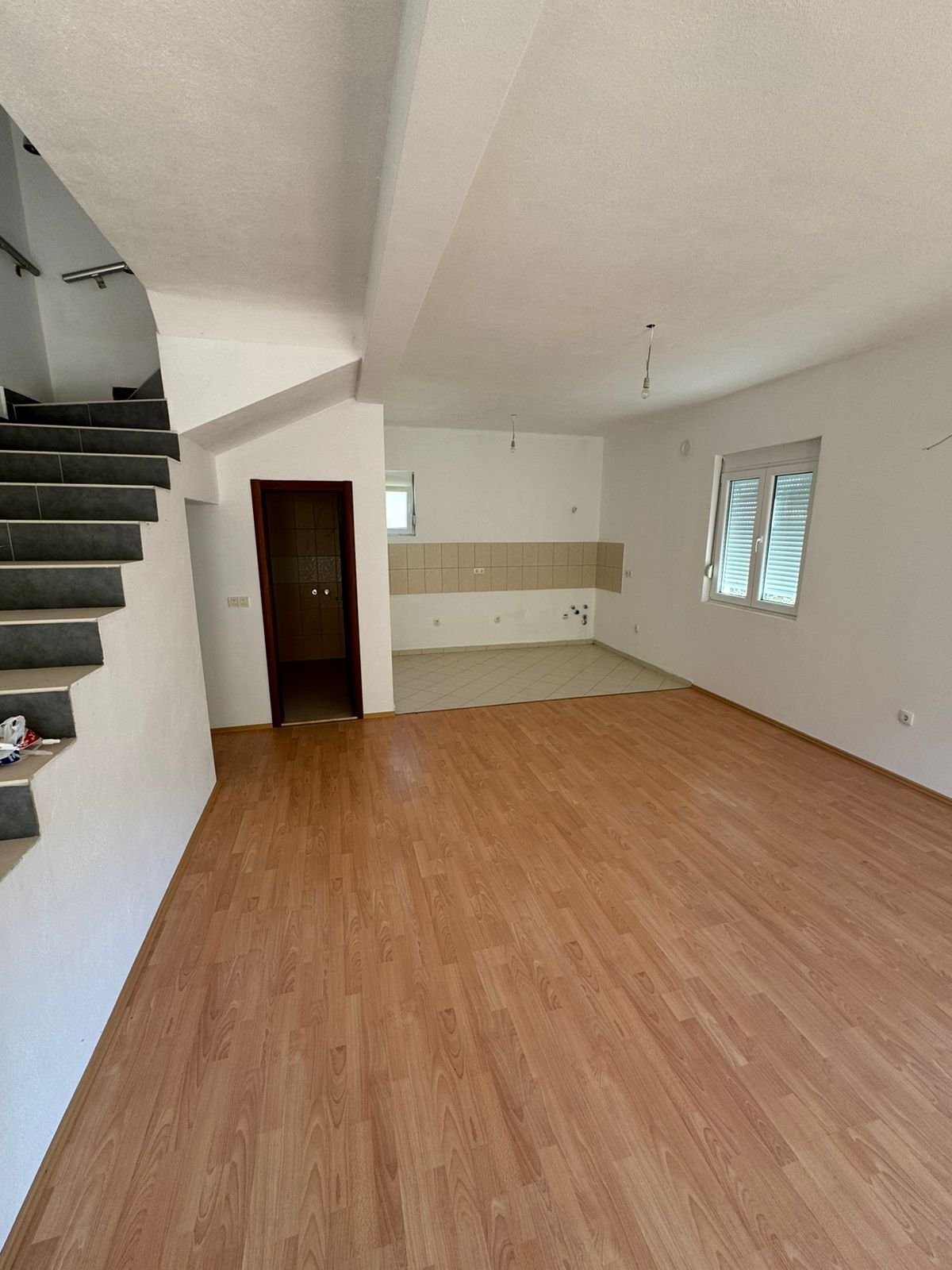 Modern Ulcinj apartment for sale: bright open space, premium wood floors, tiled kitchen, dual windows. Montenegro-listings.me by Ekosphere doo.