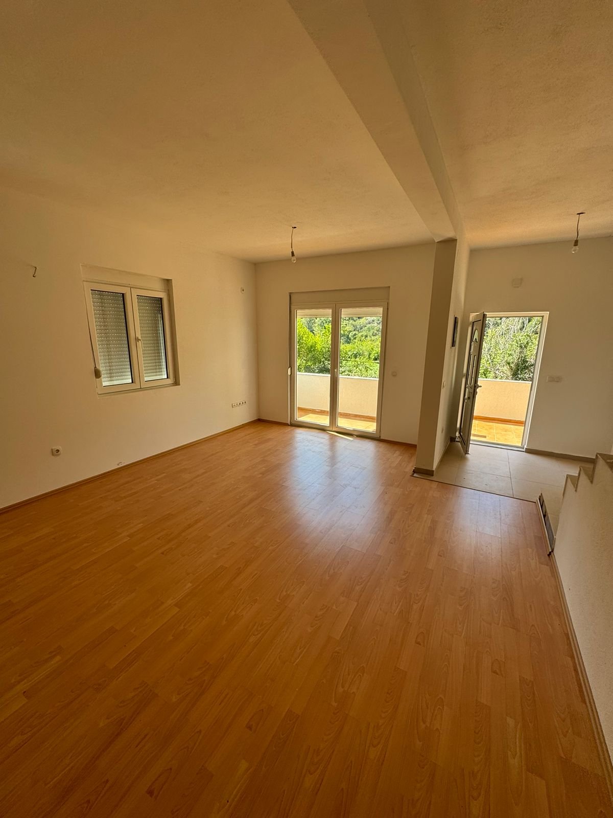 Bright, modern Ulcinj apartment with balcony, lush views, premium floors&mdash;exclusive to immorenta.me by Ekosphere doo.