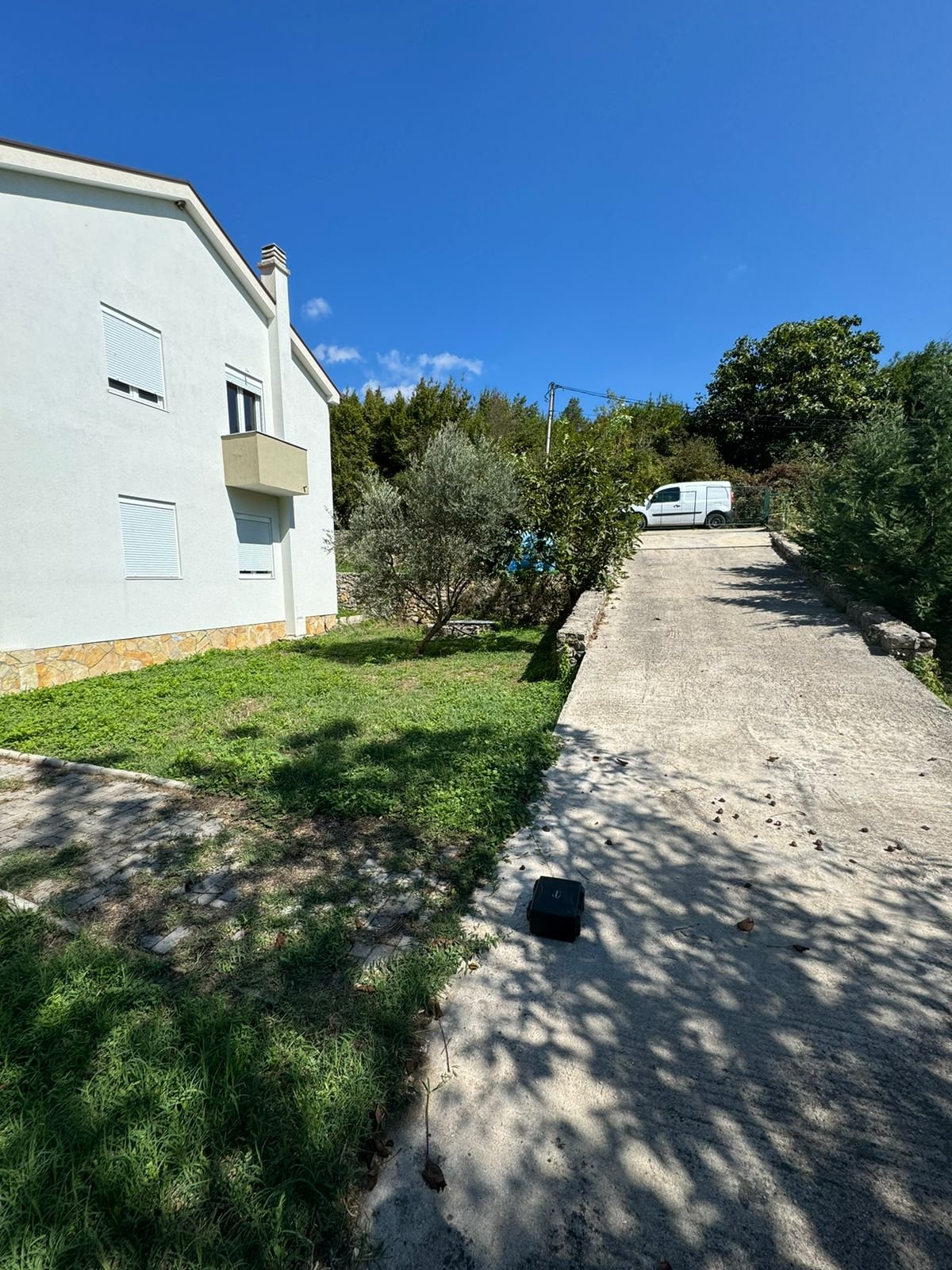Charming Ulcinj home with private drive, lush garden, shutters & balcony&mdash;prime real estate by immorenta.me, ekosphere doo.