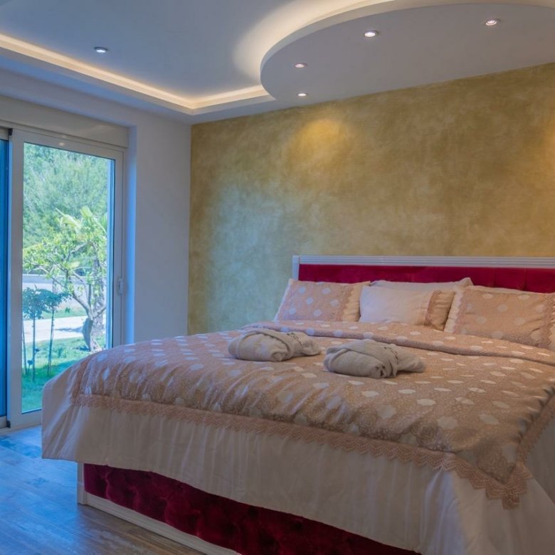Modern Ulcinj bedroom by Ekosphere: gold accent wall, glass doors, designer lighting. Invest via immorenta.me today.