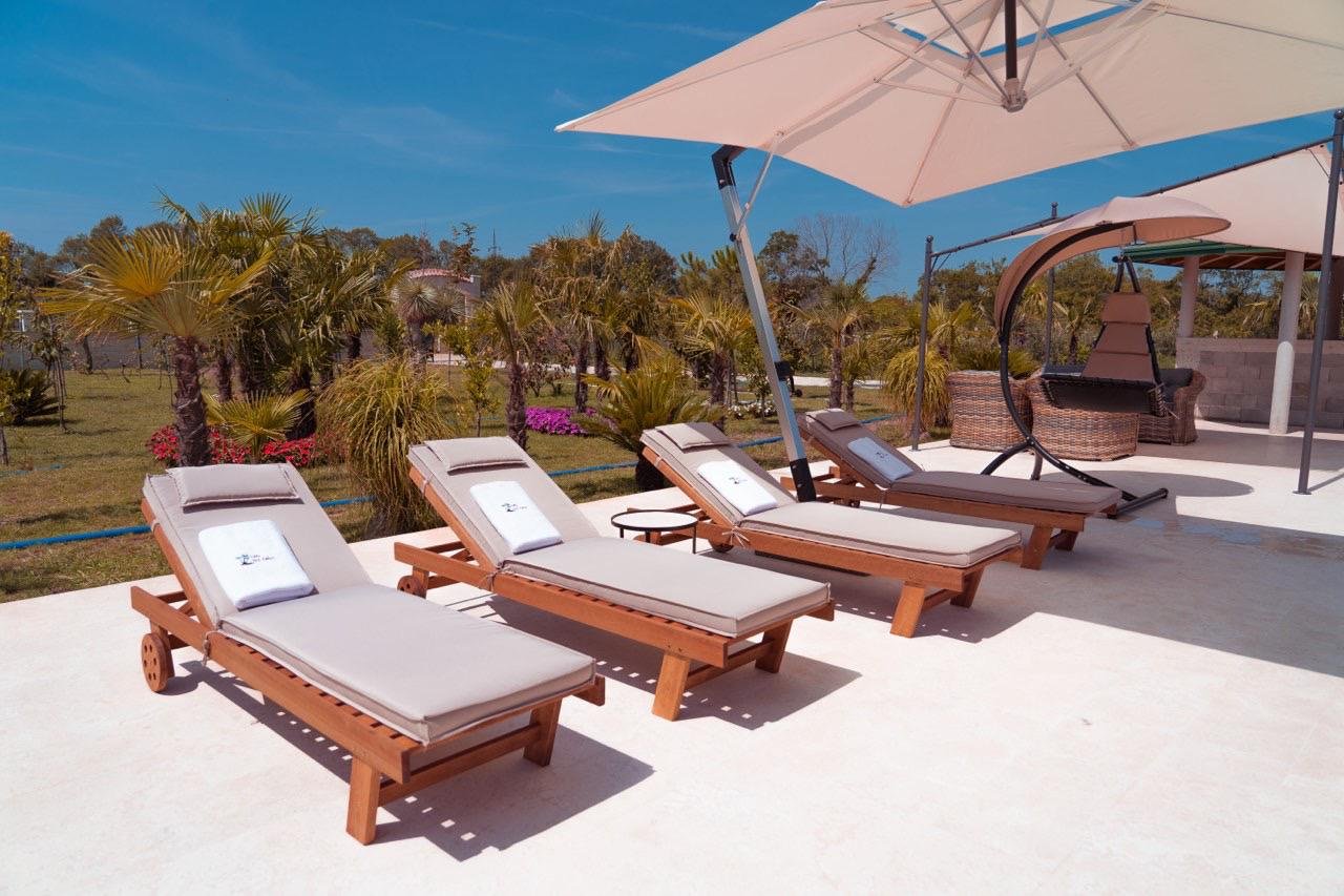 Luxury real estate in Ulcinj, Montenegro: poolside lounge, palm trees, modern amenities&mdash;a prime investment at Ekosphere by immorenta.me.