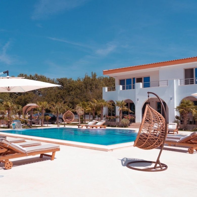 Luxurious modern villa with pool, lush palms, and spacious balconies in Ulcinj&mdash;exclusive Ekosphere DOO listing on immorenta.me.