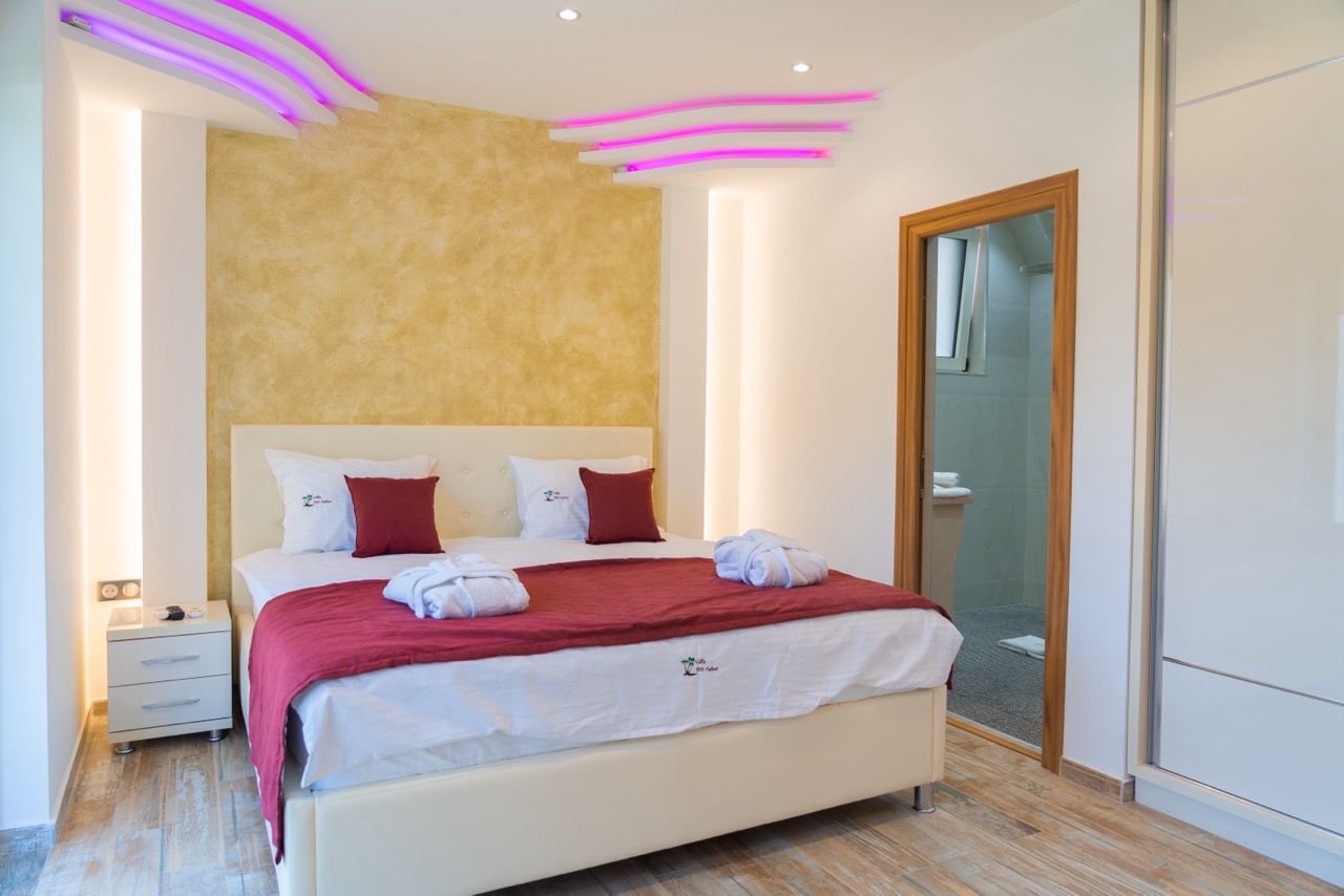 Stylish Ulcinj hotel room with luxury bed, chic lighting, gold accent wall, and ensuite&mdash;ideal for property investors via immorenta.me by ekosphere doo.