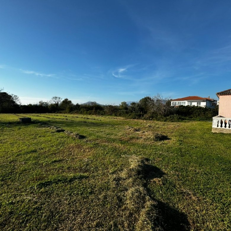Charming Ulcinj house with balcony, lush yard, and blue skies&mdash;top Montenegro real estate by ekosphere doo at immorenta.me.