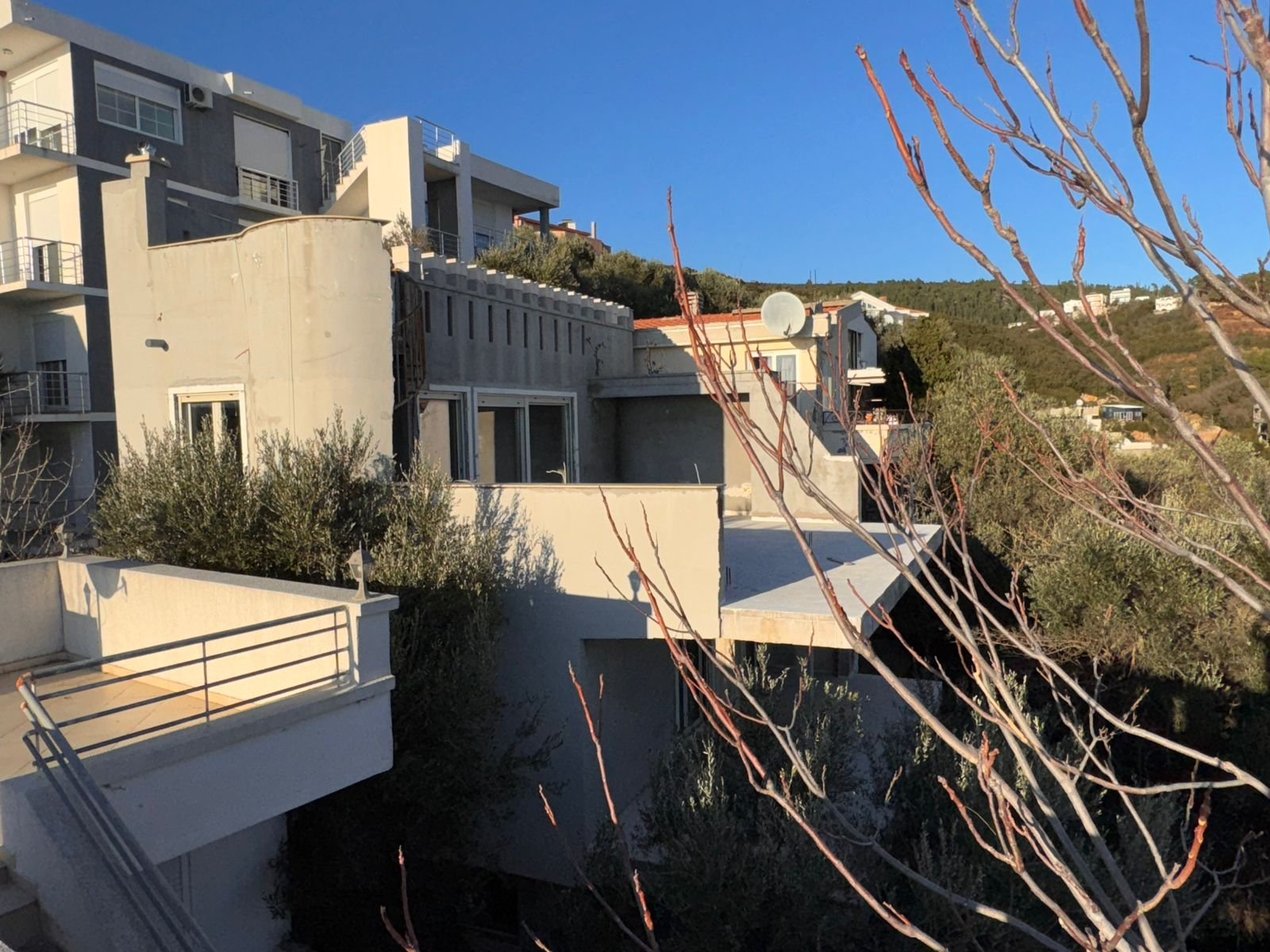 Luxuriöses mehrstöckiges graues und weißes Gebäude mit Balkonen in Ulcinj, Montenegro-prime real estate by immorenta.me. Luxuriöses mehrstöckiges graues und weißes Gebäude mit Balkonen in Ulcinj, Montenegro-prime real estate by immorenta.me.