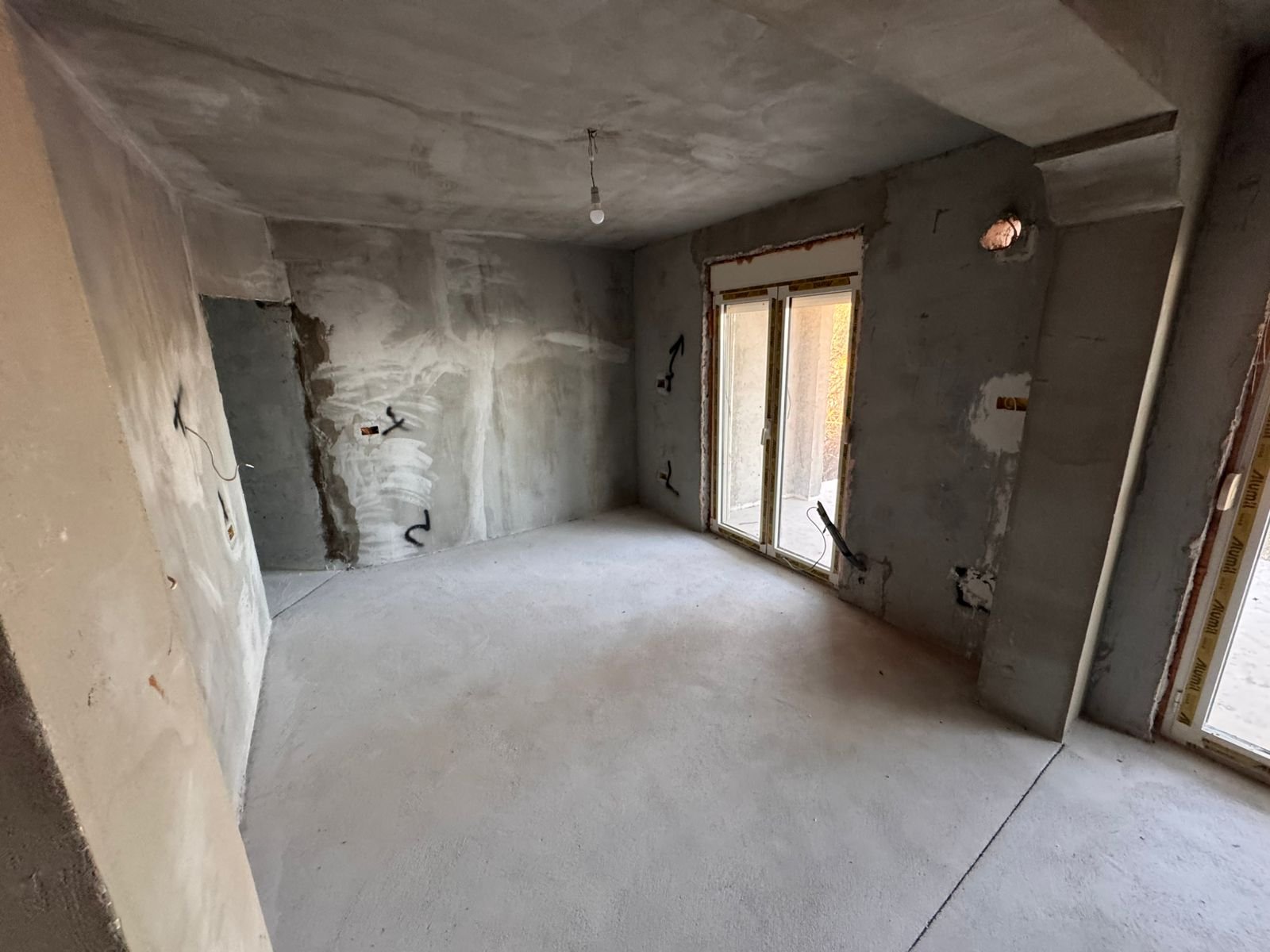 Spacious unfinished room in Ulcinj, Montenegro&mdash;ideal real estate investment. Bright, airy space. Listed on immorenta.me by Ekosphere DOO.