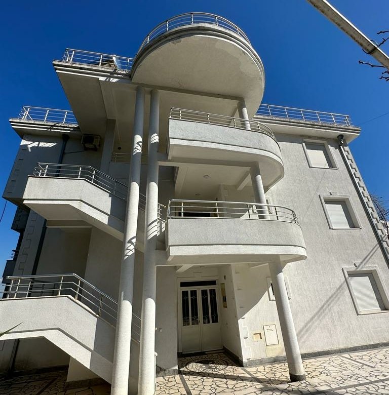 Stunning modern 3-story property in Ulcinj, Montenegro&mdash;rounded balconies, tiled walkway. Invest via immorenta.me by ekosphere doo.