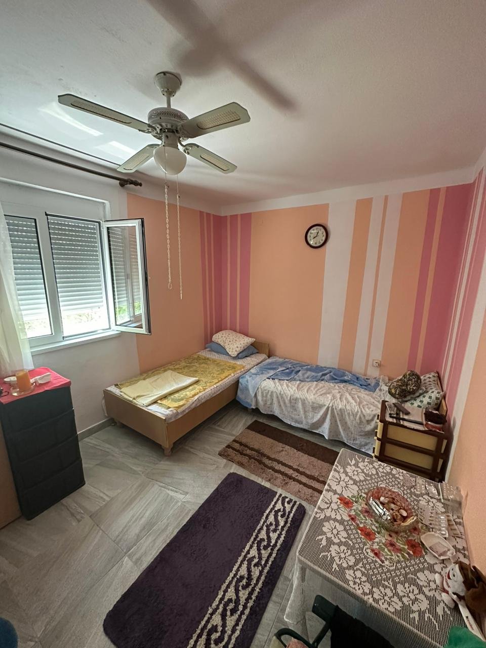 Charming Ulcinj bedroom: 2 single beds, ceiling fan, bright window, ideal for investment. Listed on immorenta.me by Ekosphere DOO.