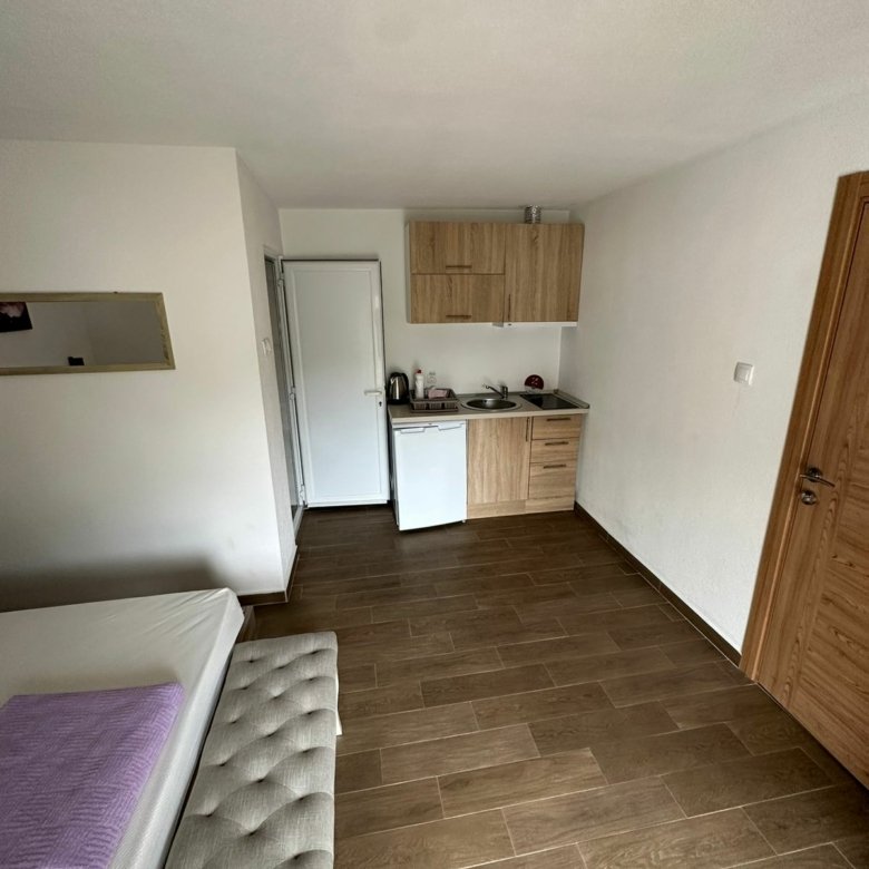 Modern studio in Ulcinj with bed, kitchenette, wood cabinets, appliances & flooring. Ideal Montenegro real estate by ekosphere doo.