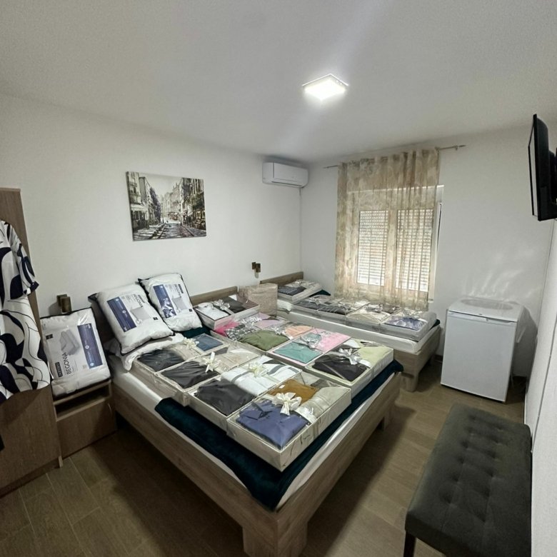 Modern Ulcinj property: 2-bed room, wood floors, wall TV, fridge, city view decor. Prime investment on immorenta.me by ekosphere doo.