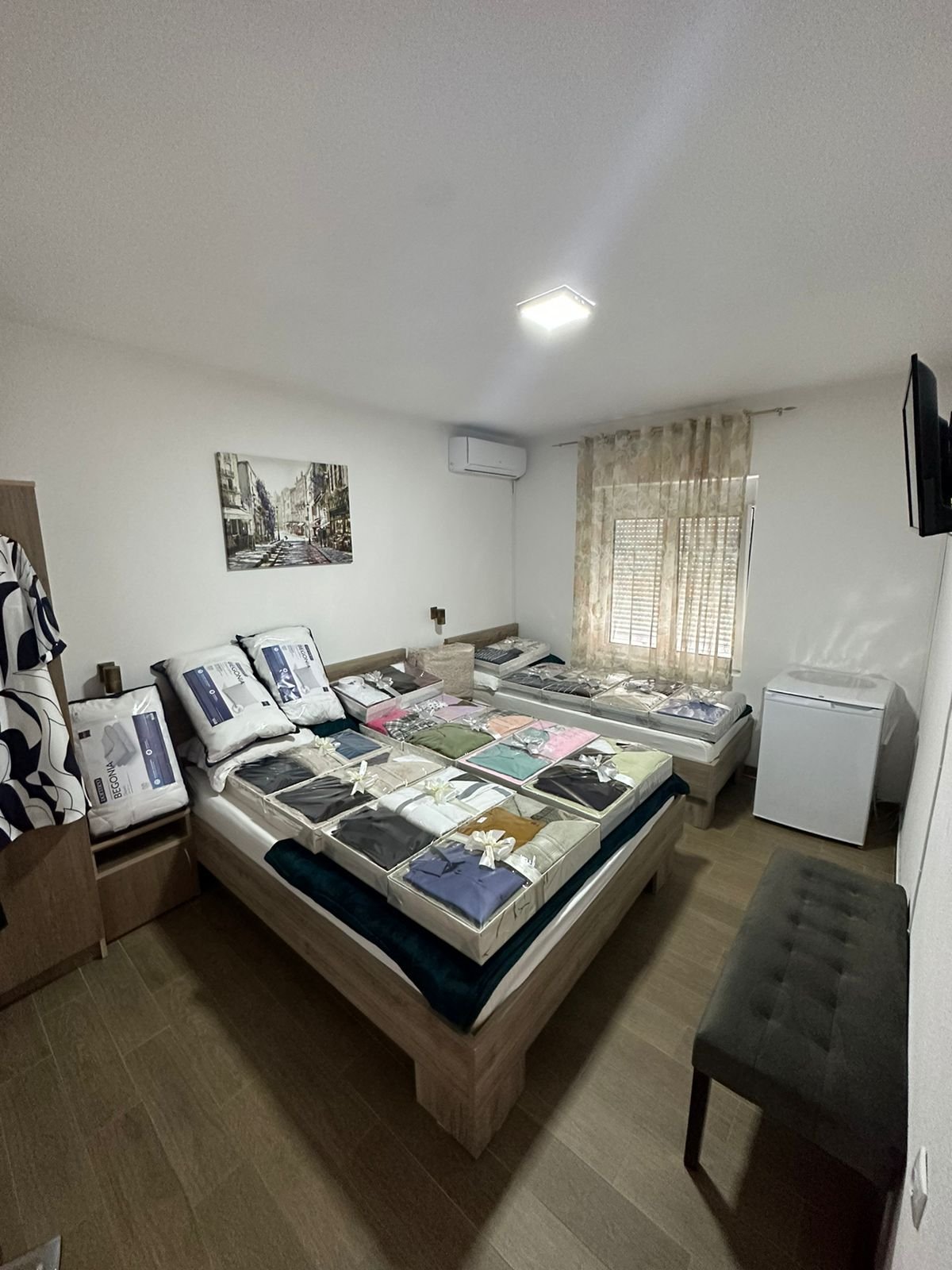 Modern Ulcinj property: 2-bed room, wood floors, wall TV, fridge, city view decor. Prime investment on immorenta.me by ekosphere doo.