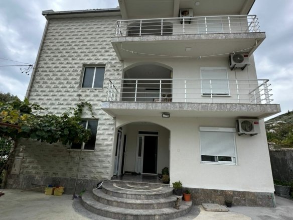 Modernes dreist&ouml;ckiges Haus in Ulcinj, Montenegro mit Balkonen, Klimaanlagen und charmantem Eingangsbereich - eine ideale Immobilie von ekosphere doo.