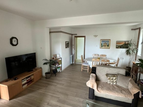 Atemberaubendes Wohnzimmer in Ulcinj mit hellem Holzboden, modernem Sofa, Glastisch; ein Ekosphere DOO Schmuckst&uuml;ck auf immorenta.me.