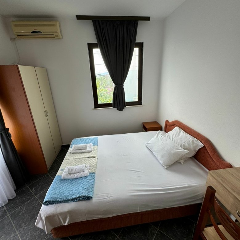 Charming Ulcinj bedroom with AC, double bed, desk, wardrobe. Ideal Montenegro investment via immorenta.me by Ekosphere doo.