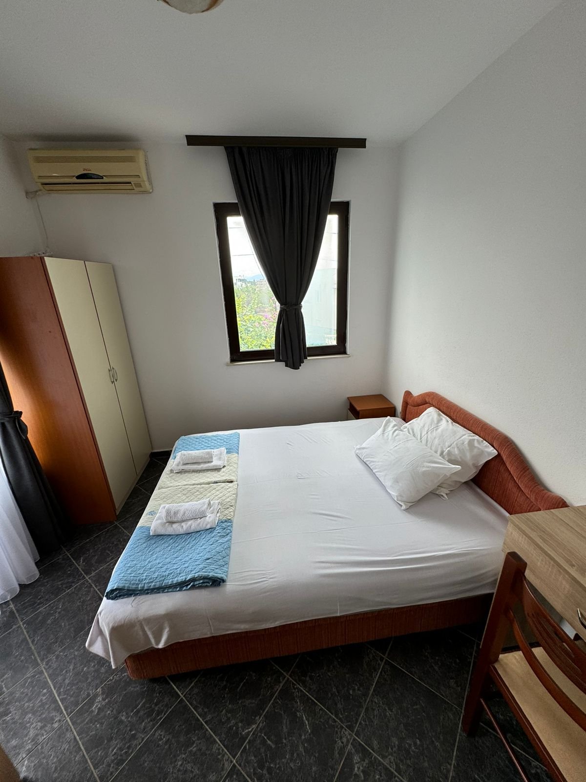 Charming Ulcinj bedroom with AC, double bed, desk, wardrobe. Ideal Montenegro investment via immorenta.me by Ekosphere doo.