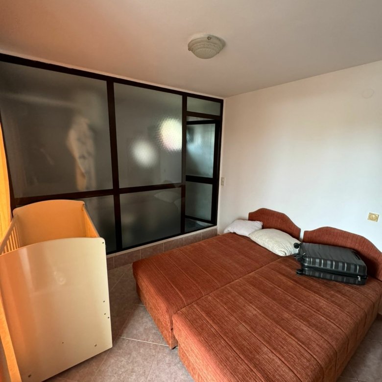 Charming Ulcinj room: two single beds, tiled floor, crib. Ideal Montenegro property investment by Ekosphere on immorenta.me.