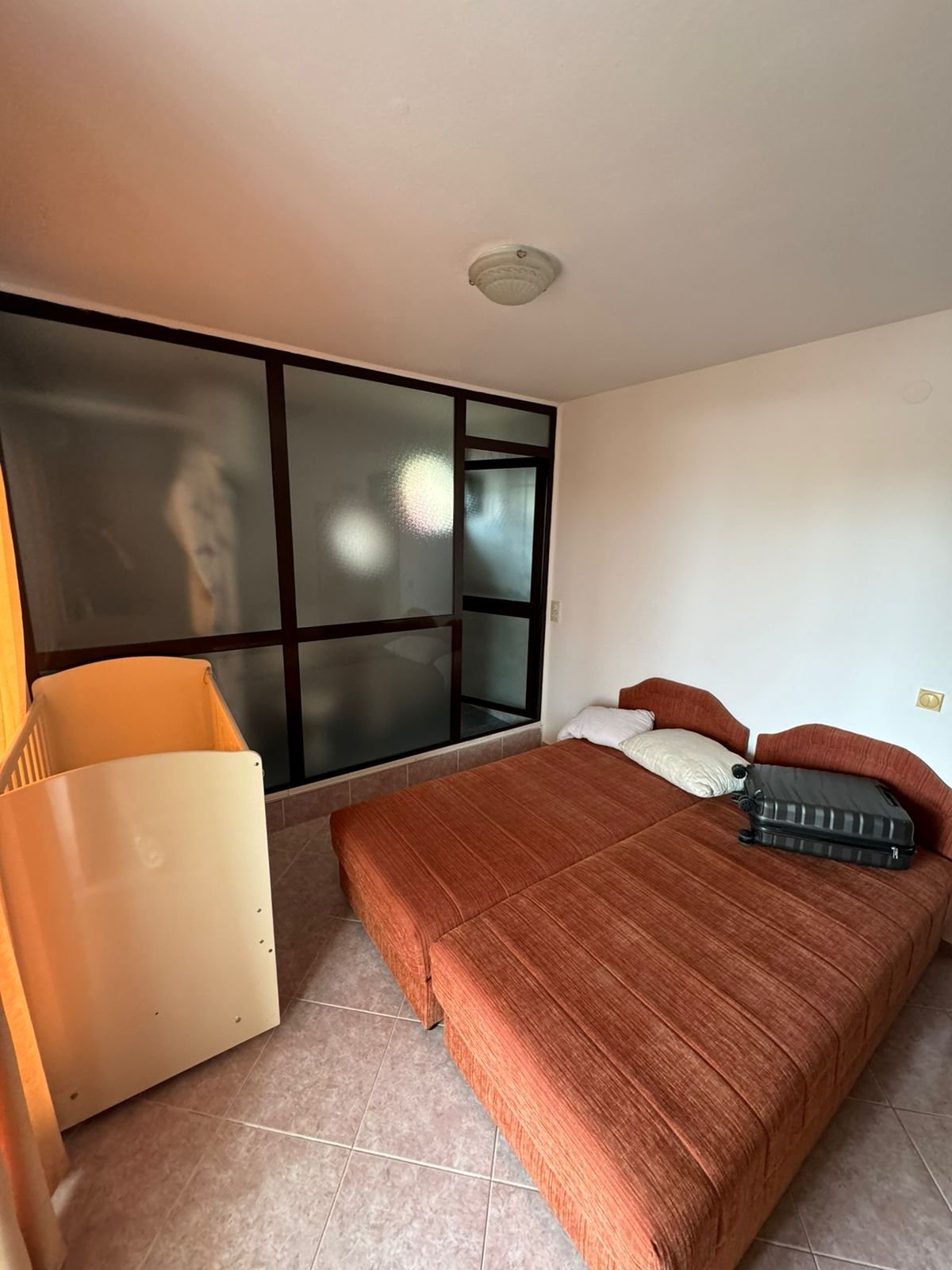 Charming Ulcinj room: two single beds, tiled floor, crib. Ideal Montenegro property investment by Ekosphere on immorenta.me.