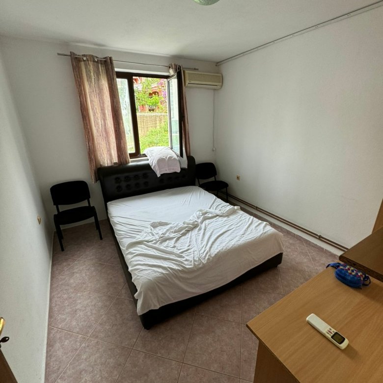 Modern, cozy bedroom in Ulcinj with double bed, tiled floors, and sleek desk&mdash;prime real estate by Ekosphere on immorenta.me.