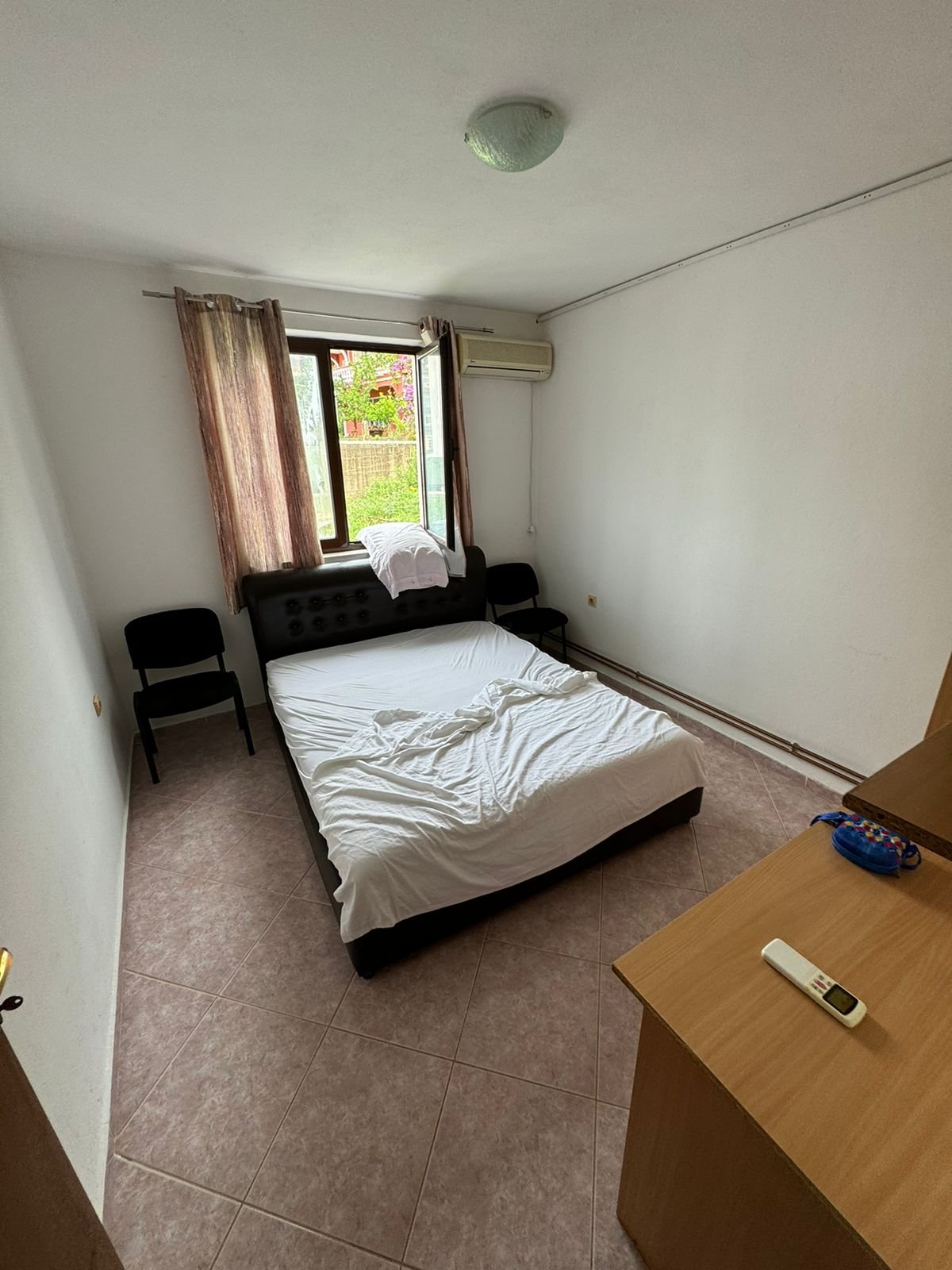 Modern, cozy bedroom in Ulcinj with double bed, tiled floors, and sleek desk&mdash;prime real estate by Ekosphere on immorenta.me.