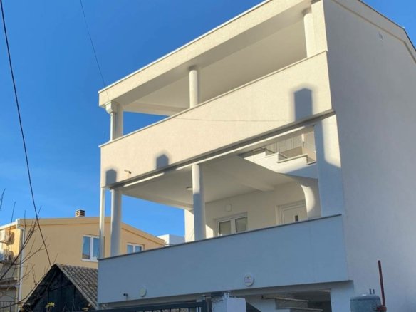 Zeitgen&ouml;ssische wei&szlig;e zweist&ouml;ckige Immobilie mit Balkonen in Ulcinj, Montenegro - eine ideale Investition. Eingetragen von immorenta.me (Ekosphere doo). 