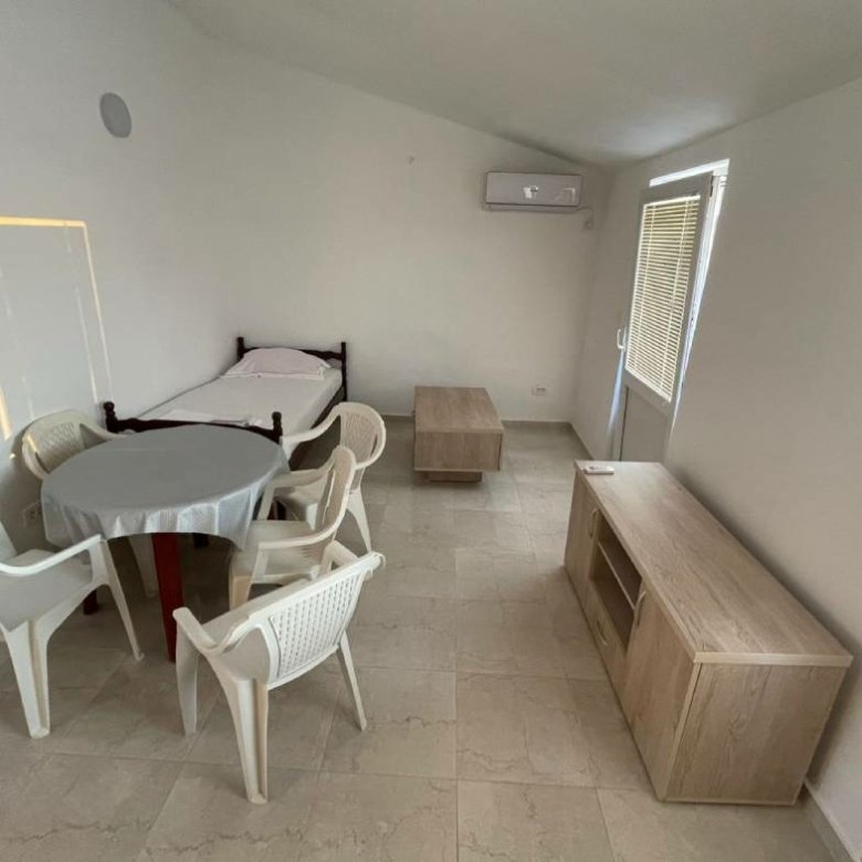 Bright, move-in-ready Ulcinj property: single bed, modern tiled floors, AC, ample seating&mdash;ideal investment via immorenta.me by ekosphere doo.