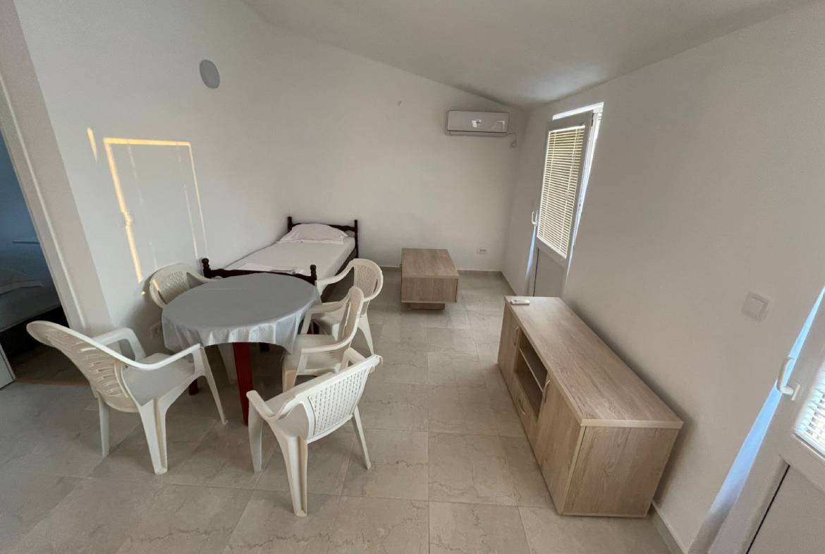 Bright, move-in-ready Ulcinj property: single bed, modern tiled floors, AC, ample seating&mdash;ideal investment via immorenta.me by ekosphere doo.