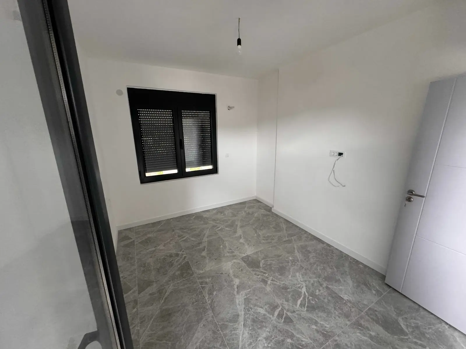 Spacious, bright room in Ulcinj, Montenegro&mdash;marble-tiled floor, white walls. Top real estate by Ekosphere on immorenta.me.