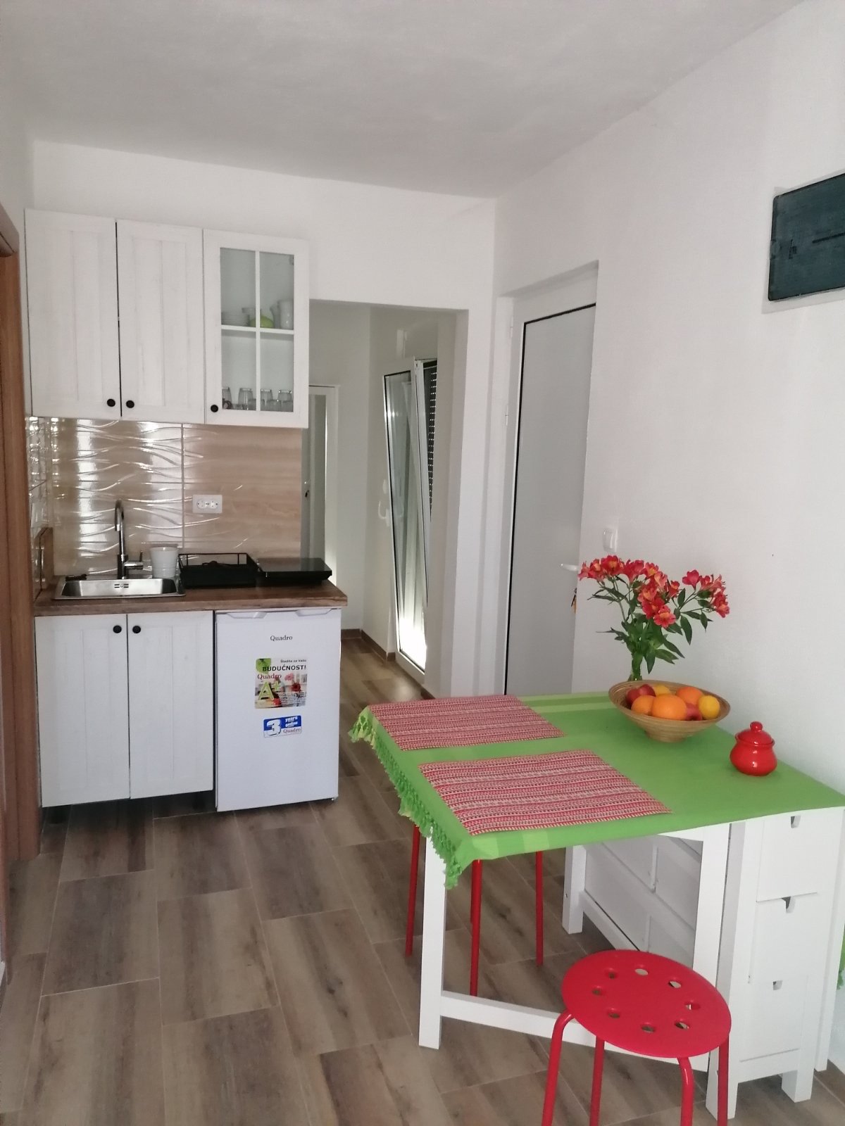 Modern Ulcinj apartment: bright kitchen with sleek white cabinets, quality finishes, and stylish accents&mdash;Ekosphere | immorenta.me.