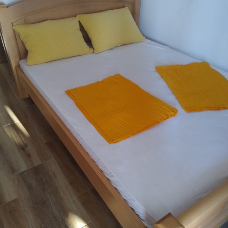 Bright Ulcinj apartment with wooden bed, modern finishes, ideal Montenegro real estate investment. Listed on immorenta.me by Ekosphere doo.