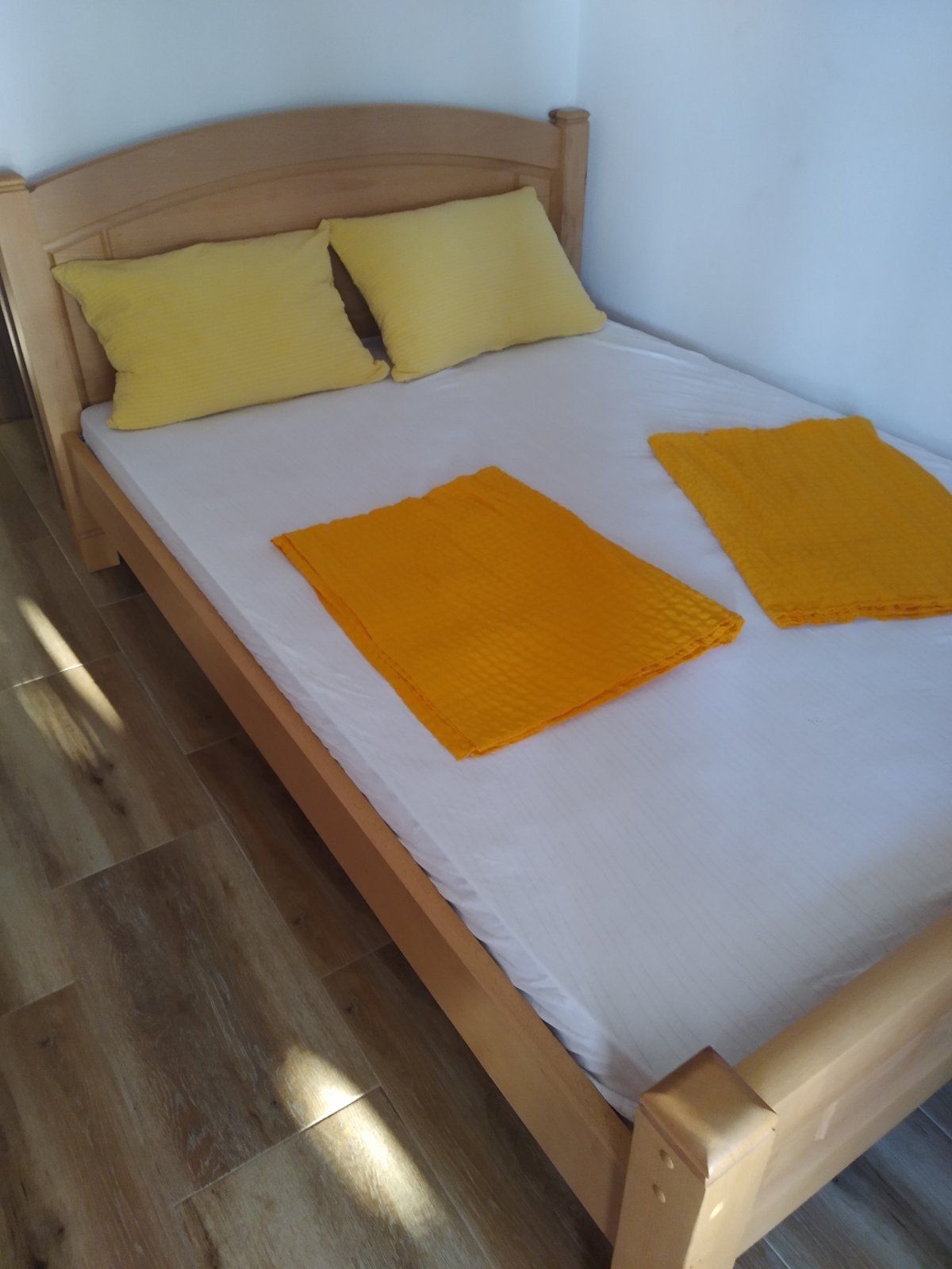 Bright Ulcinj apartment with wooden bed, modern finishes, ideal Montenegro real estate investment. Listed on immorenta.me by Ekosphere doo.