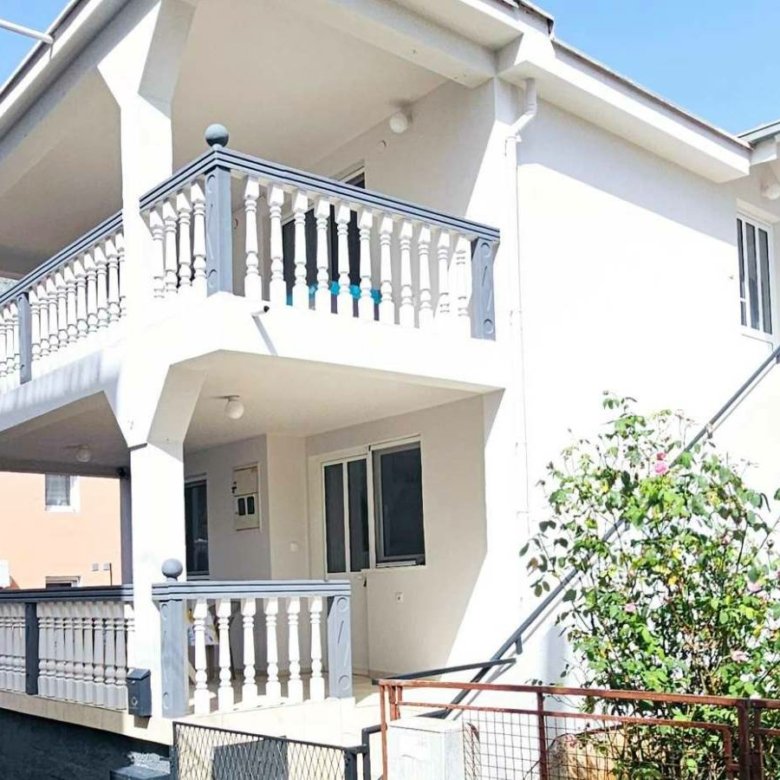 Elegant two-story white house in Ulcinj with balcony, garden, and mountain views. Exclusive on immorenta.me by ekosphere doo.