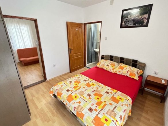 Modernes Schlafzimmer in Ulcinj mit Doppelbett, Kleiderschrank, eigenem Bad und Sofalandschaft - eine ideale Investition in Montenegro bei immorenta.me von Ekosphere doo.