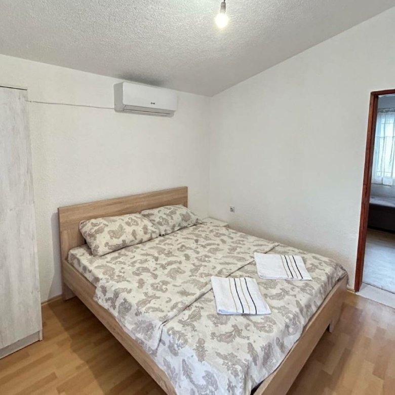 Discover a bright Ulcinj bedroom with double bed, AC, storage & modern comforts&mdash;prime Montenegro real estate by Ekosphere on immorenta.me.