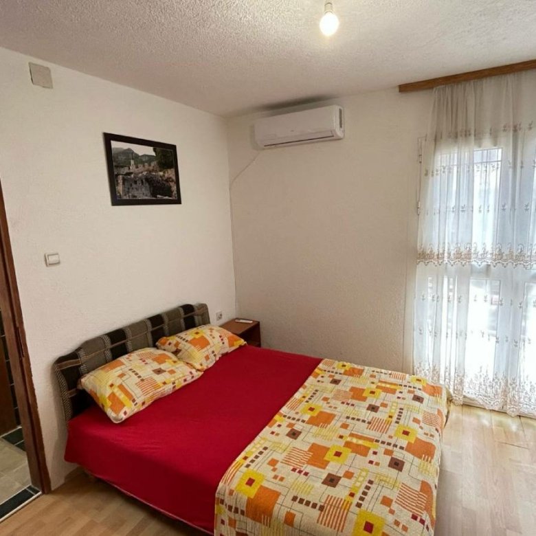 Modern Ulcinj bedroom with ensuite, AC, and vibrant d&eacute;cor&mdash;prime real estate investment via immorenta.me by ekosphere doo.