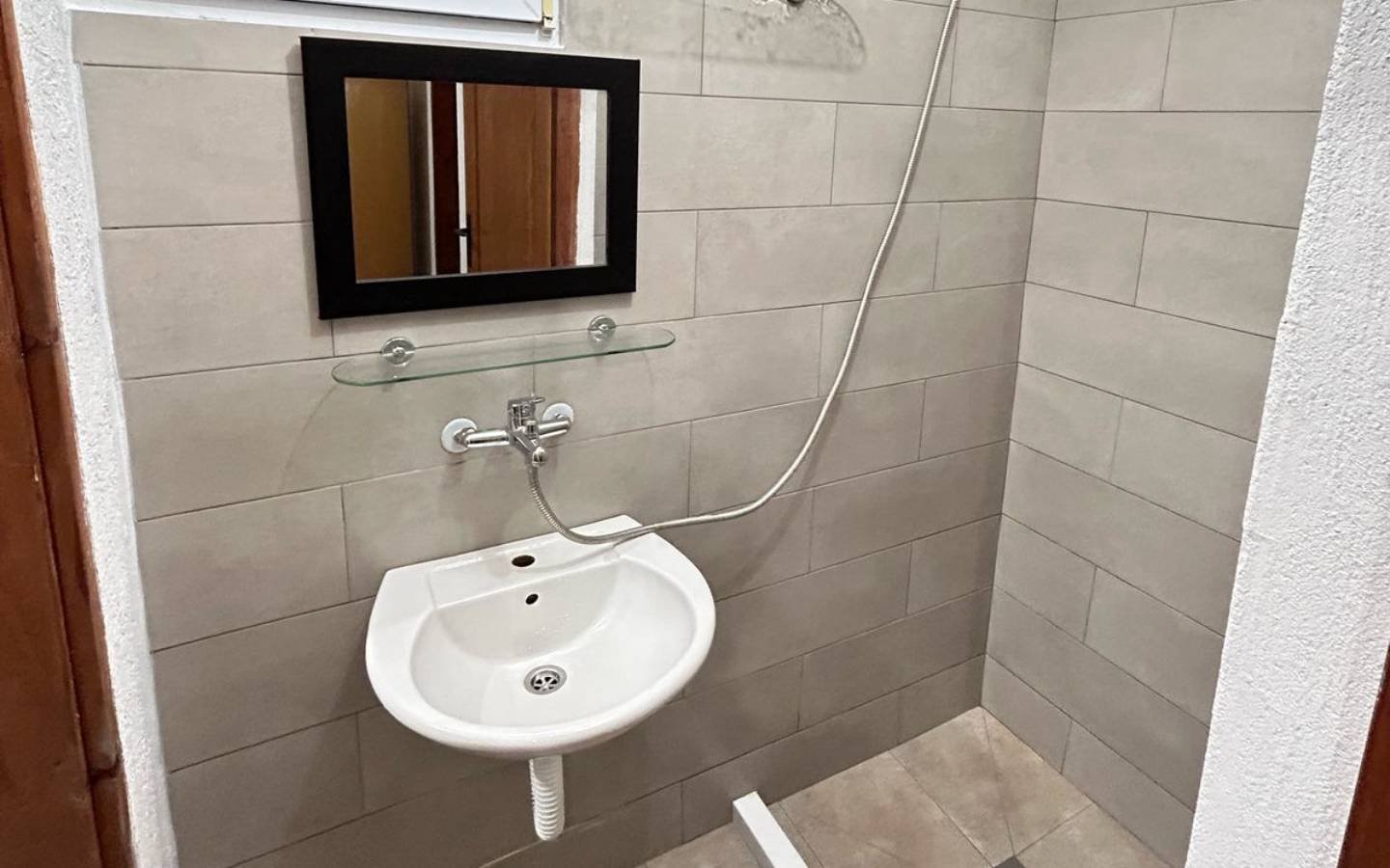 Elegant Ulcinj bathroom with modern fixtures, beige tile, and stylish details&mdash;exclusive on immorenta.me by Ekosphere doo.