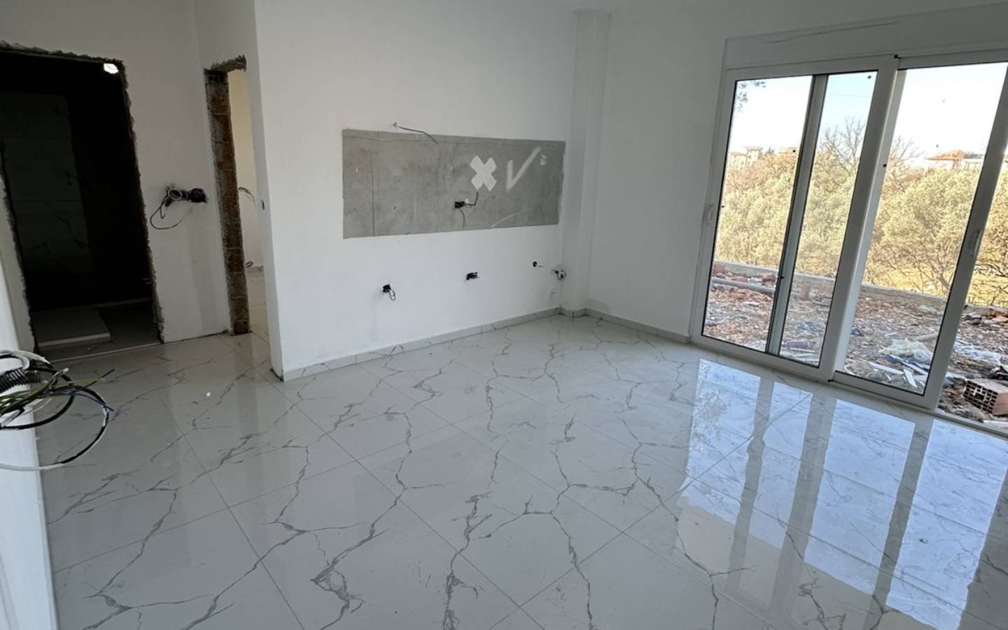 Modern Ulcinj property: bright white walls, marble tiles, glass doors, kitchen-ready space&acirc;exclusive at immorenta.me by Ekosphere doo.