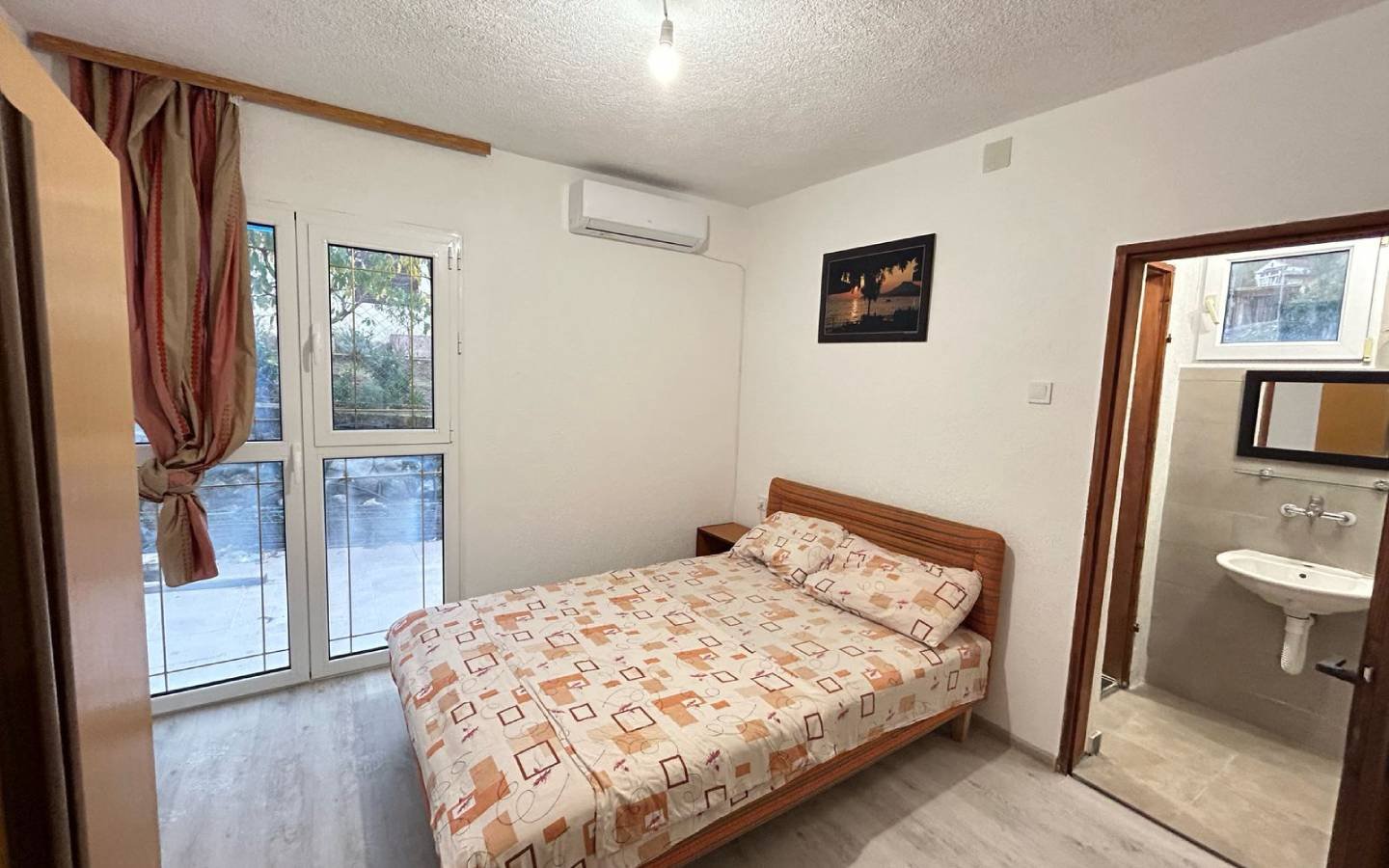 Charming Ulcinj bedroom with double bed, wardrobe, AC, en suite bath&mdash;ideal investment. Montenegro-listings.me by ekosphere doo.