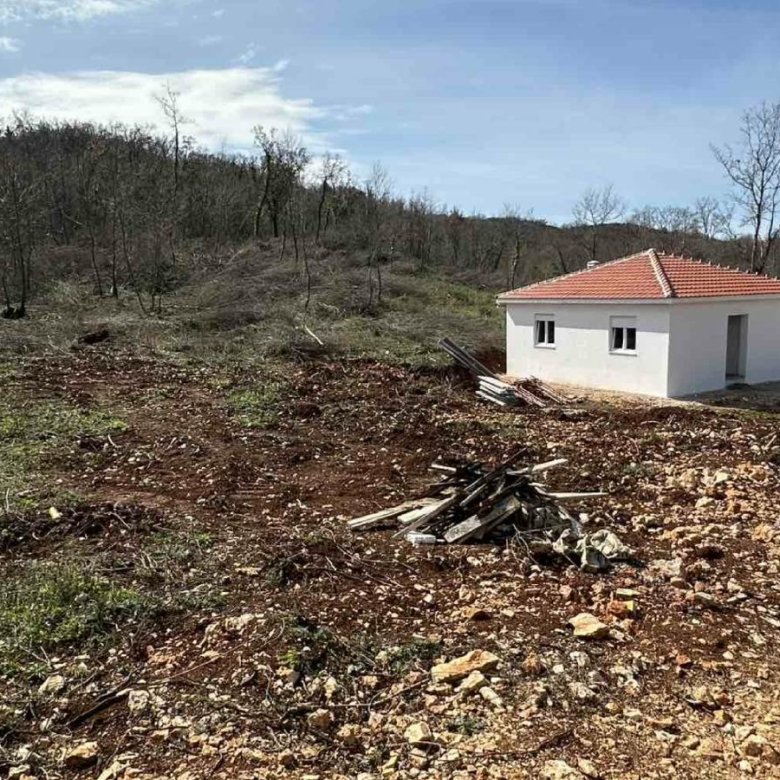 Charming white house with red roof and investment-ready plot in Ulcinj, Montenegro&mdash;exclusive on immorenta.me by ekosphere doo.