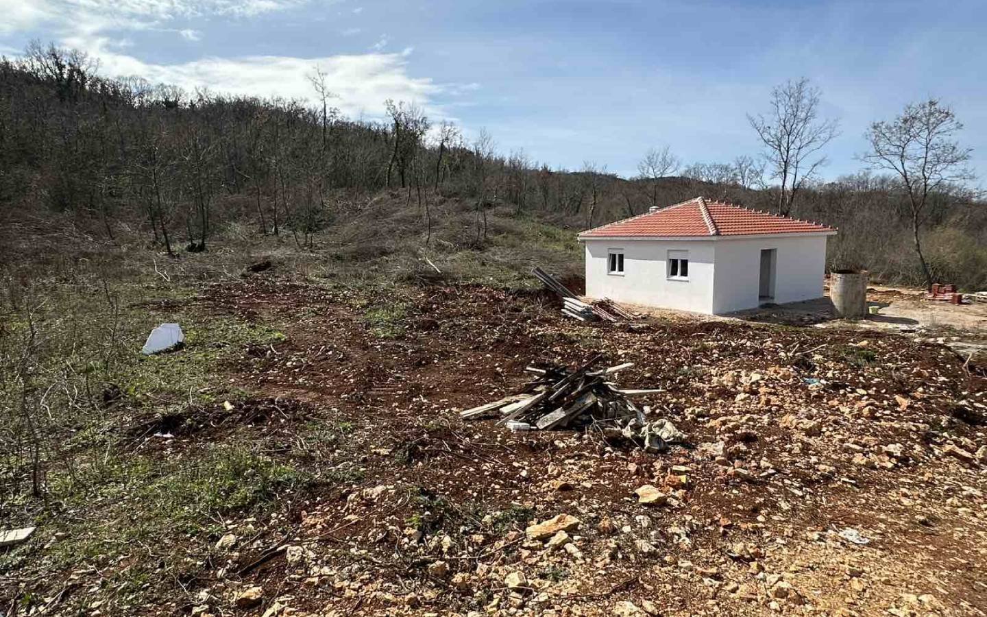 Charming white house with red roof and investment-ready plot in Ulcinj, Montenegro&mdash;exclusive on immorenta.me by ekosphere doo.